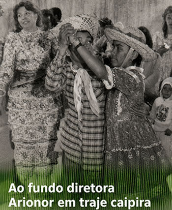 Ao fundo, a diretora Arionor em traje caipira.